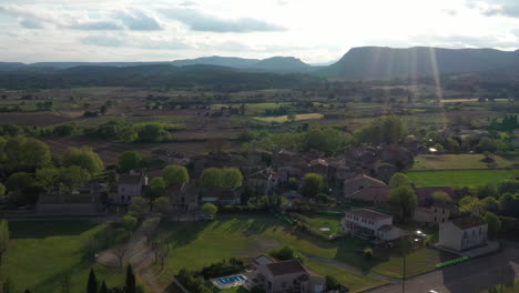 Pueblo-De-Campagne-Al-Sur-De-Francia-Herault-Viñedos-Y-Casas-Drone-Aéreo